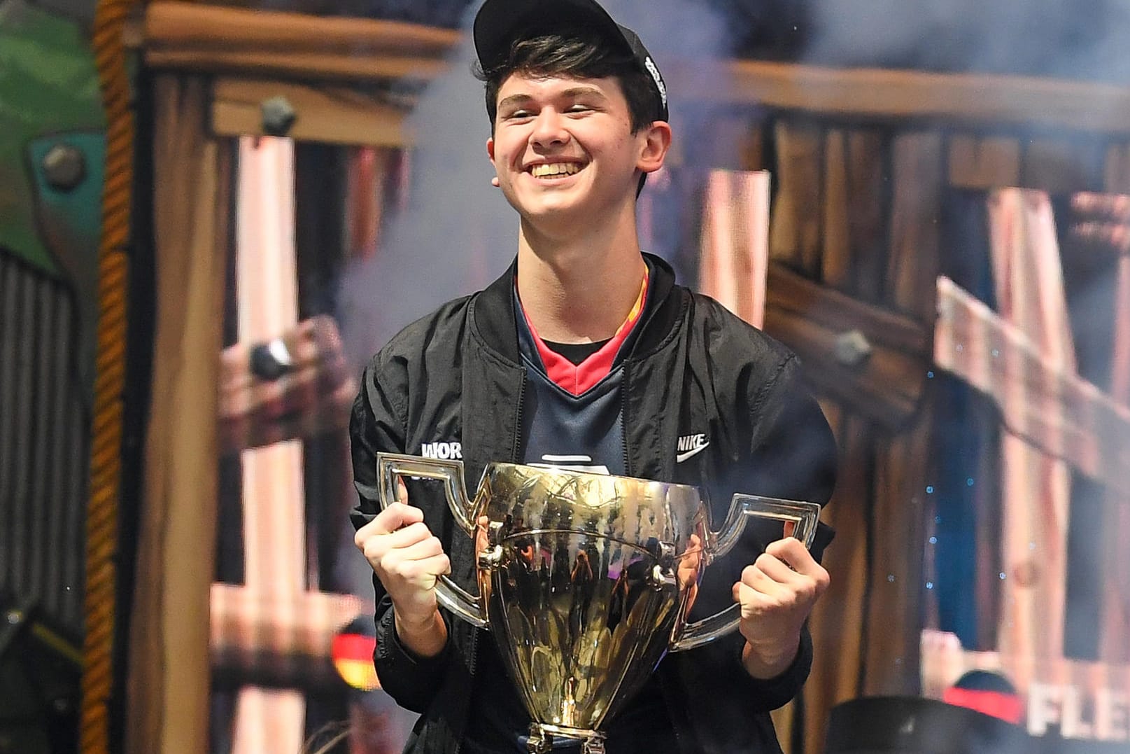Der 16-jährige Kyle Giersdorf nimmt den Pokal der ersten Fortnite-Weltmeisterschaft in New York entgegen: Der Profi-eSportler hat ein Preisgeld von drei Millionen Dollar gewonnen.