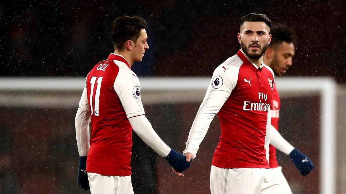 Mesut Özil (l.) und Sead Kolasinac bekamen eine Pause.