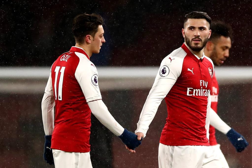 Mesut Özil (l.) und Sead Kolasinac bekamen eine Pause.