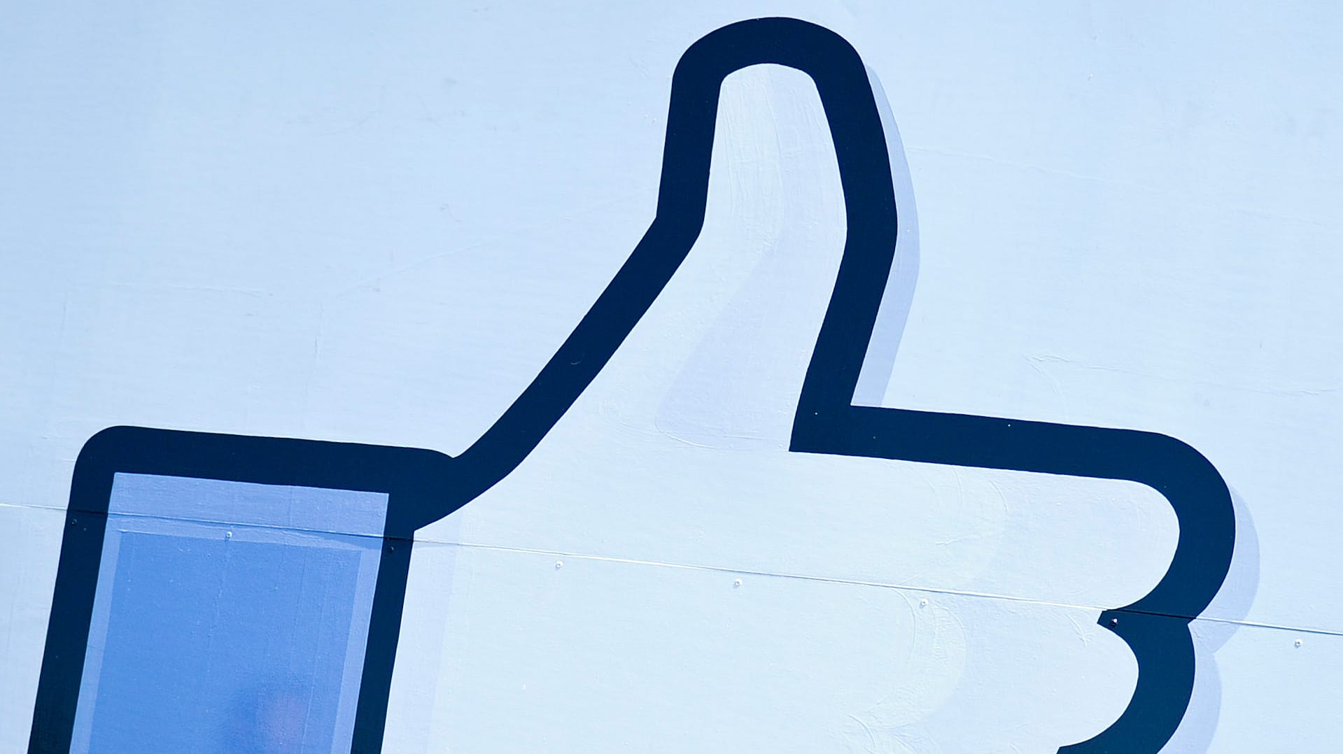 Bei Facebook ist auf einer Wand das "Like"-Symbol zu sehen: Der Europäische Gerichtshof soll entscheiden, ob Websites den Facebook-Button einbinden dürfen, ohne Besucher vorzuwarnen.