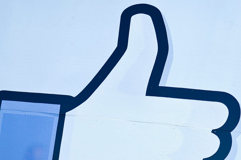 Bei Facebook ist auf einer Wand das "Like"-Symbol zu sehen: Der Europäische Gerichtshof soll entscheiden, ob Websites den Facebook-Button einbinden dürfen, ohne Besucher vorzuwarnen.