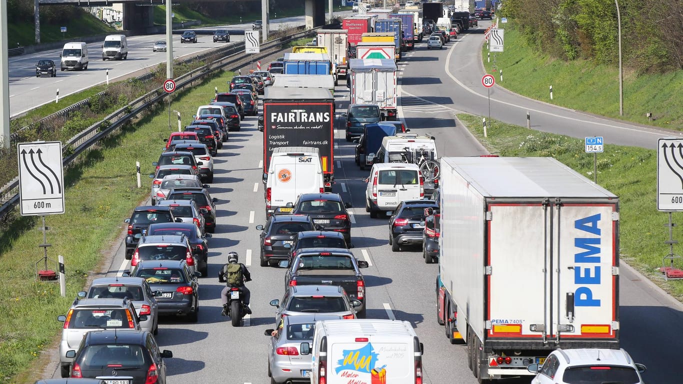 Autobahn 7: Ein betrunkener Lkw-Fahrer hat einen Unfall verursacht. (Archivbild)