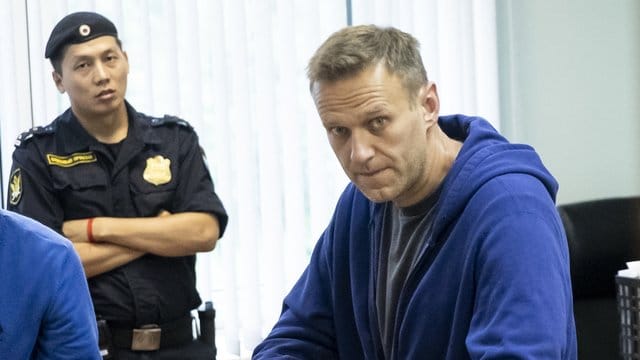 Kremlkritiker Alexej Nawalny war am Sonntag aus der Haft in ein Krankenhaus gebracht worden. Kremlkritiker Alexej Nawalny war am Sonntag aus der Haft in ein Krankenhaus gebracht worden.