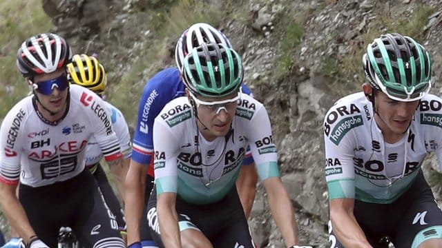 Hat seine Teamkameraden mit einer fehlerlosen Tour-Leistung beeindruckt: Emanuel Buchmann (M) vom Team Bora-hansgrohe.