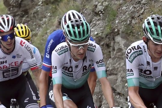 Hat seine Teamkameraden mit einer fehlerlosen Tour-Leistung beeindruckt: Emanuel Buchmann (M) vom Team Bora-hansgrohe.