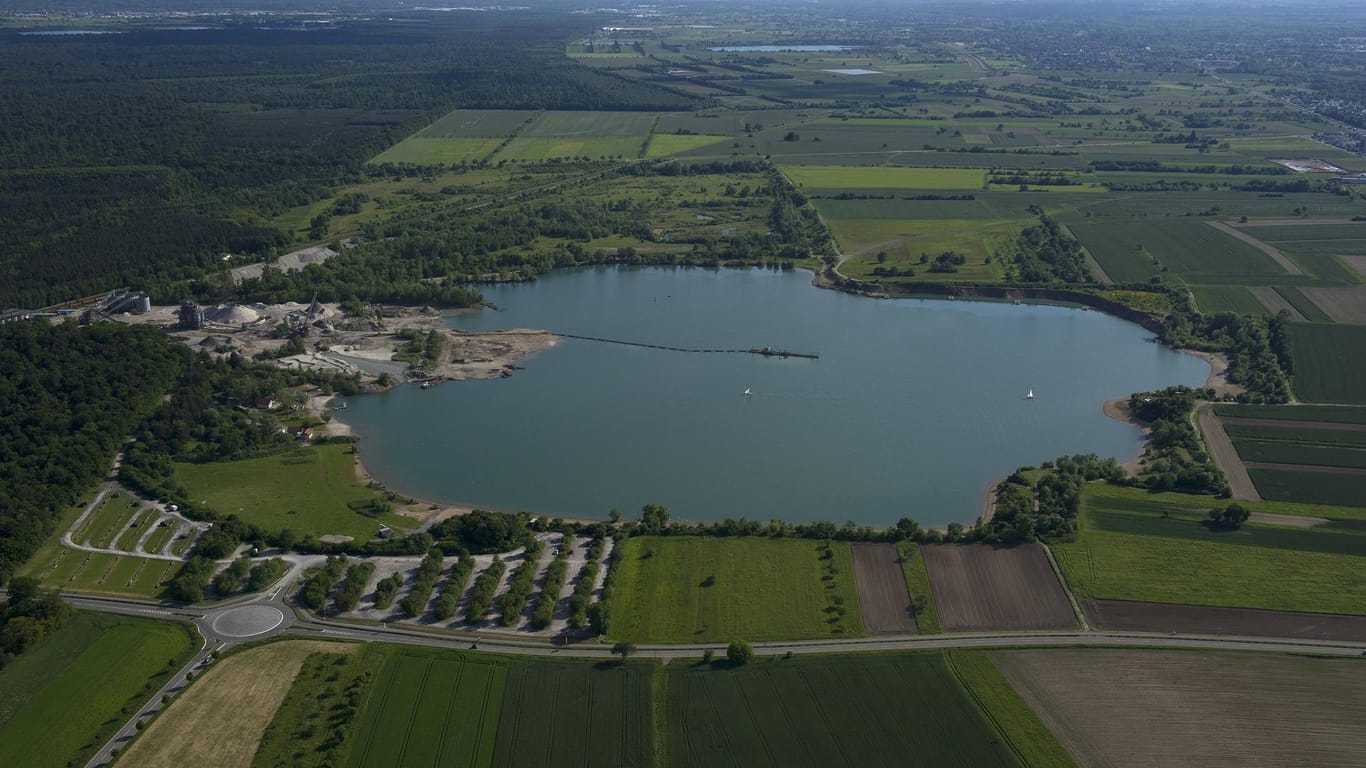 Rheinstetten von oben: Der Applesee ist perfekt für eine Rast.