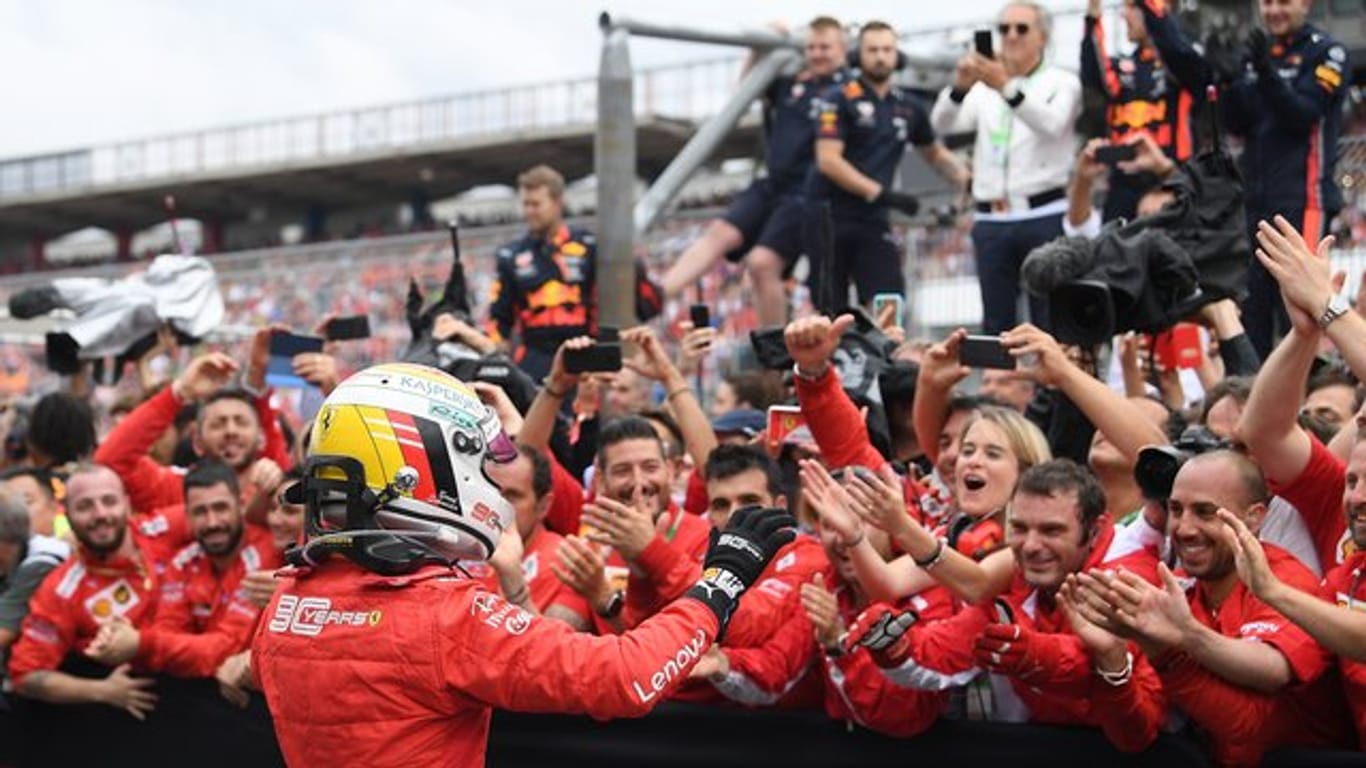 Das Ferrari-Team feiert den zweiten Platz von Scuderia Ferrari wie einen Sieg.