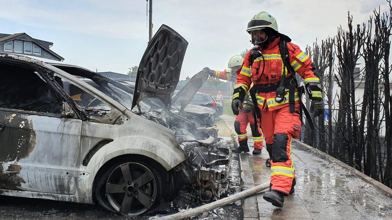 Mehrere Autos bei Heckenbrand beschädigt: Der Schaden beträgt rund 100.000 Euro.
