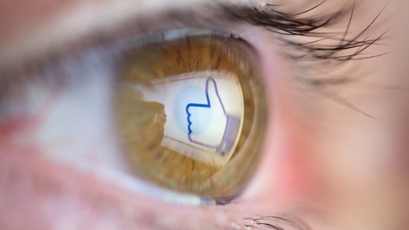 Ein "Like"-Daumen spiegelt sich im Auge des Betrachters: Facebook will künftig mit Medieninhalten anders umgehen.