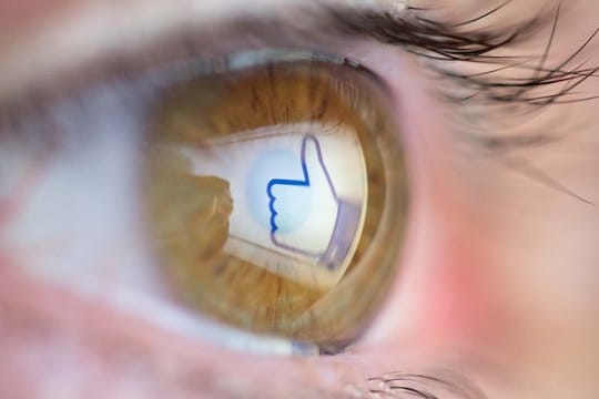 Ein "Like"-Daumen spiegelt sich im Auge des Betrachters: Facebook will künftig mit Medieninhalten anders umgehen.