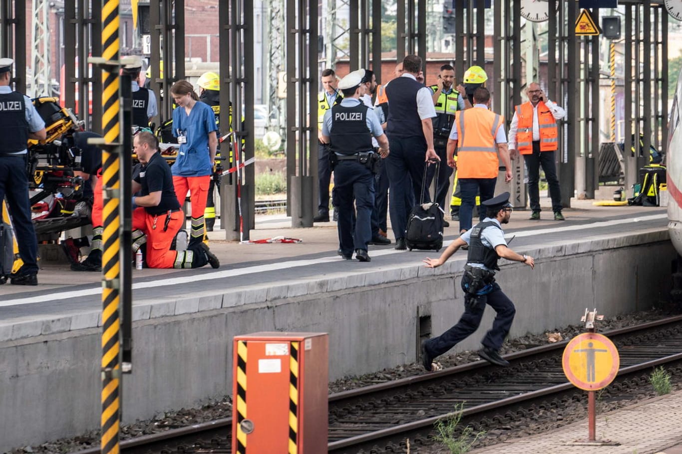 Polizeieinsatz in Frankfurt am Main: Ein Kind ist offenbar in die Gleise geraten und wurde überrollt.