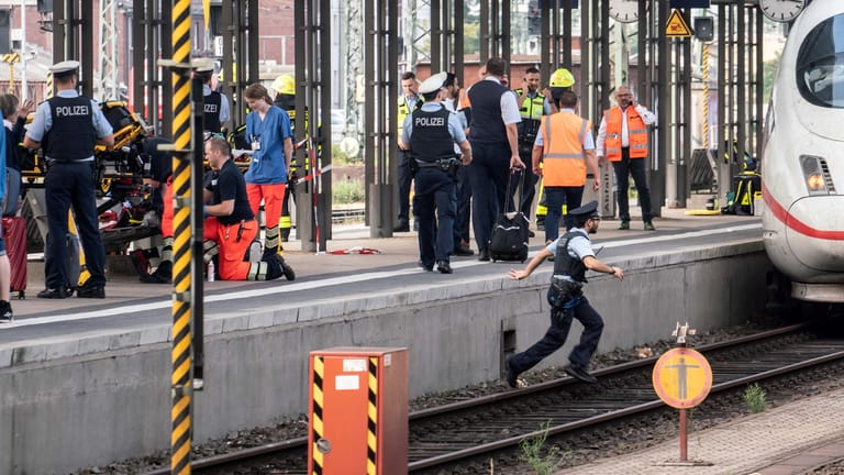 Polizeieinsatz in Frankfurt am Main: Ein Kind ist offenbar in die Gleise geraten und wurde überrollt.