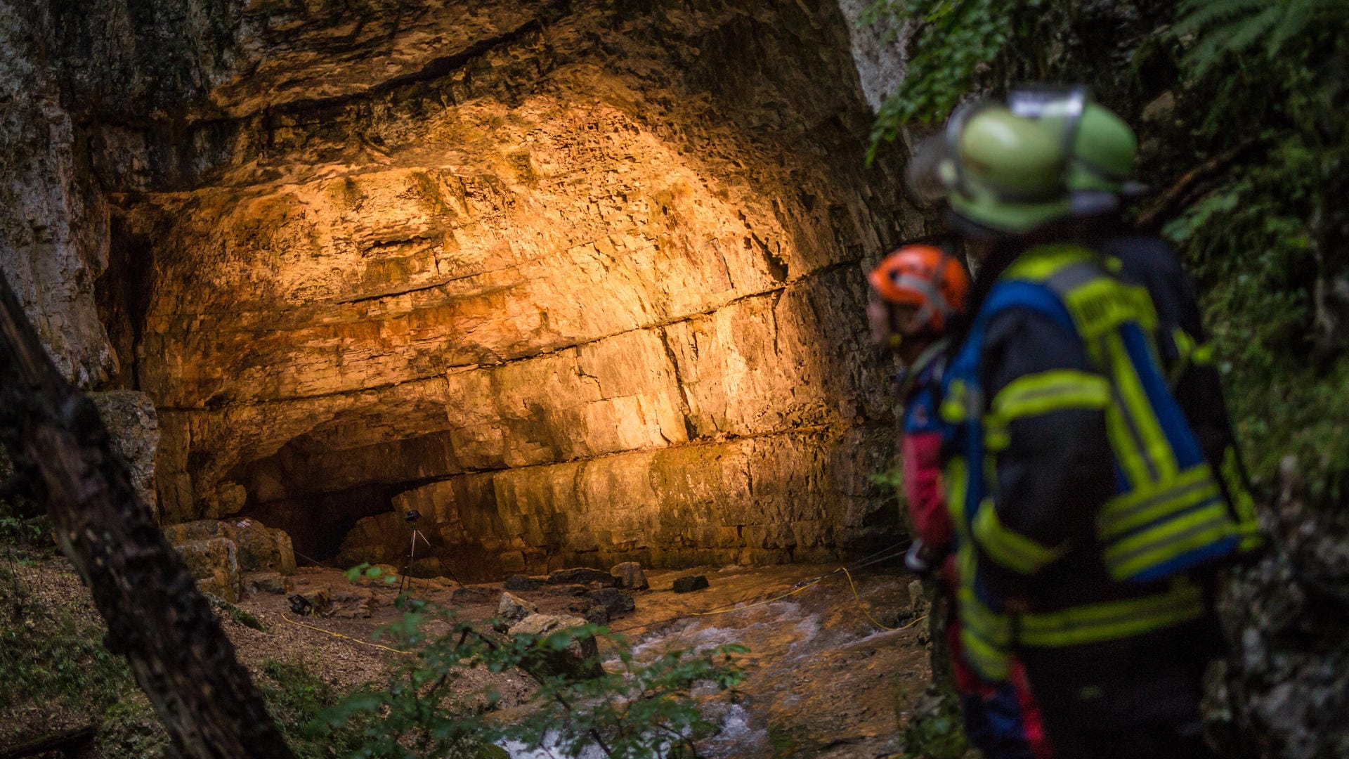 Einsatzkräfte an der Falkensteiner Höhle: Zwei Höhlengänger wurden dort von Wasser eingeschlossen.