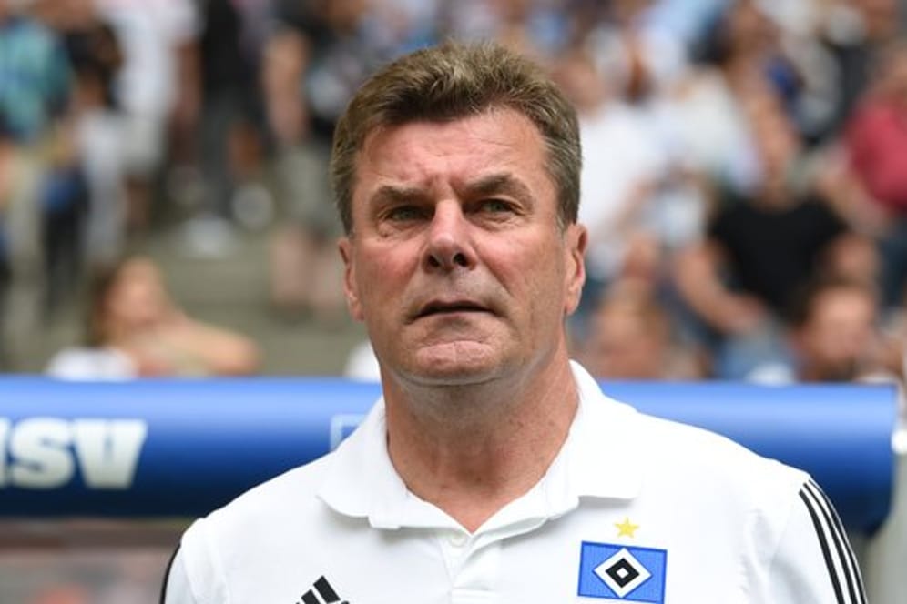 Hat keinen leichten Stand nach dem nur knapp verhinderten Saison-Fehlstart des HSV: Hamburgs Trainer Dieter Hecking.