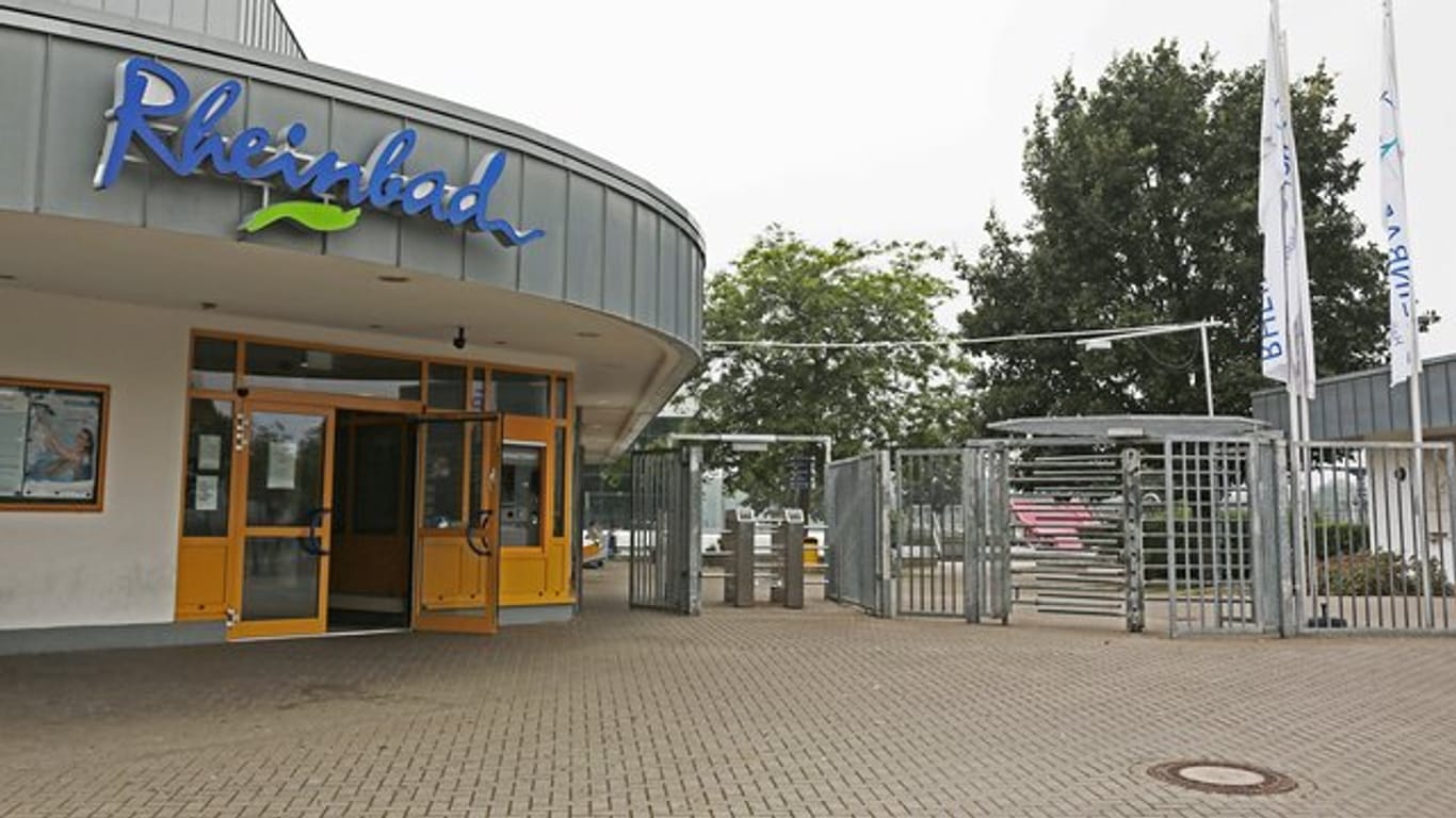 Eingangsbereich des Rheinbades: Nach einer erneuten Räumung wegen Randale führt das Schwimmbad nun eine Ausweispflicht für Besucher ein.