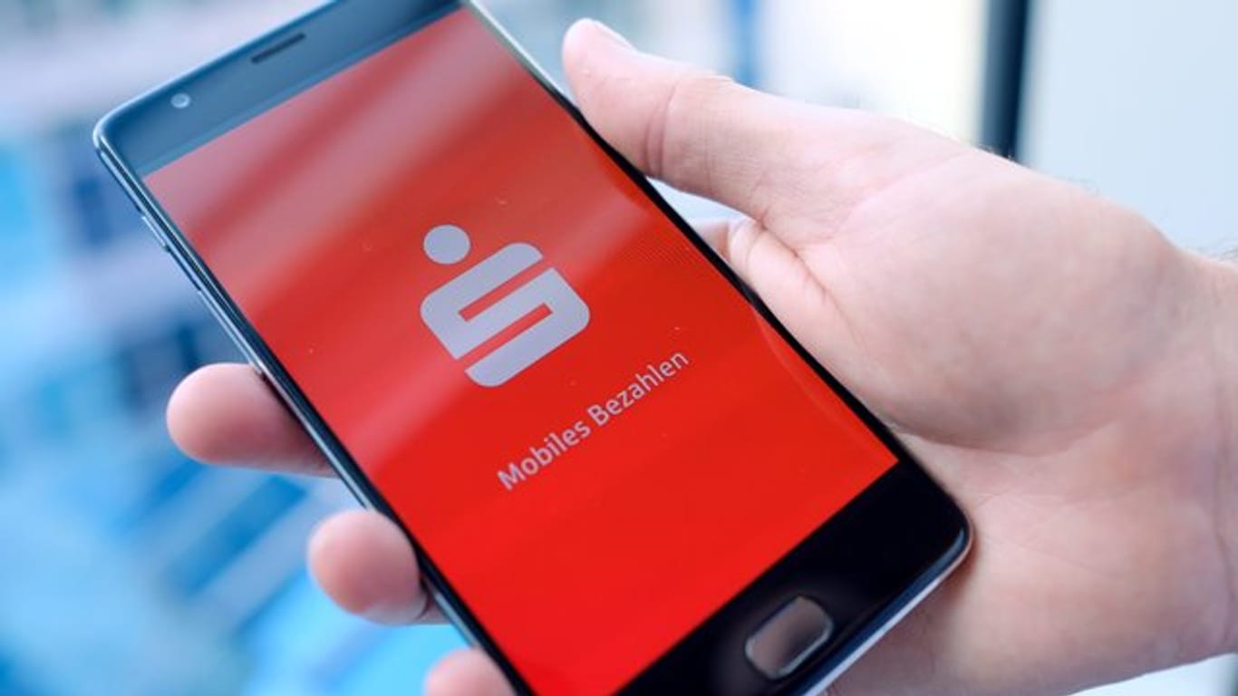 Mehr als die Hälfte der Mobile-Banking-Nutzer hat für Geldgeschäfte von unterwegs die App der eigenen Bank heruntergeladen.