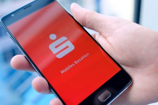 Mehr als die Hälfte der Mobile-Banking-Nutzer hat für Geldgeschäfte von unterwegs die App der eigenen Bank heruntergeladen. Mehr als die Hälfte der Mobile-Banking-Nutzer hat für Geldgeschäfte von unterwegs die App der eigenen Bank heruntergeladen.