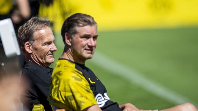 BVB-Geschäftsführer Hans-Joachim Watzke (l) und Sportdirektor Michael Zorc beobachten das Training. BVB-Geschäftsführer Hans-Joachim Watzke (l) und Sportdirektor Michael Zorc beobachten das Training.