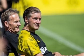 BVB-Geschäftsführer Hans-Joachim Watzke (l) und Sportdirektor Michael Zorc beobachten das Training.