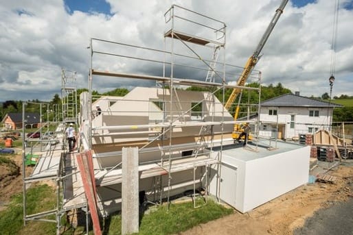 Haus im Bau: Wer bei der Bauplanung schon eventuelle Entwicklungen der näheren Zukunft in den Blick nimmt, hat eine wertigere Immobilie.