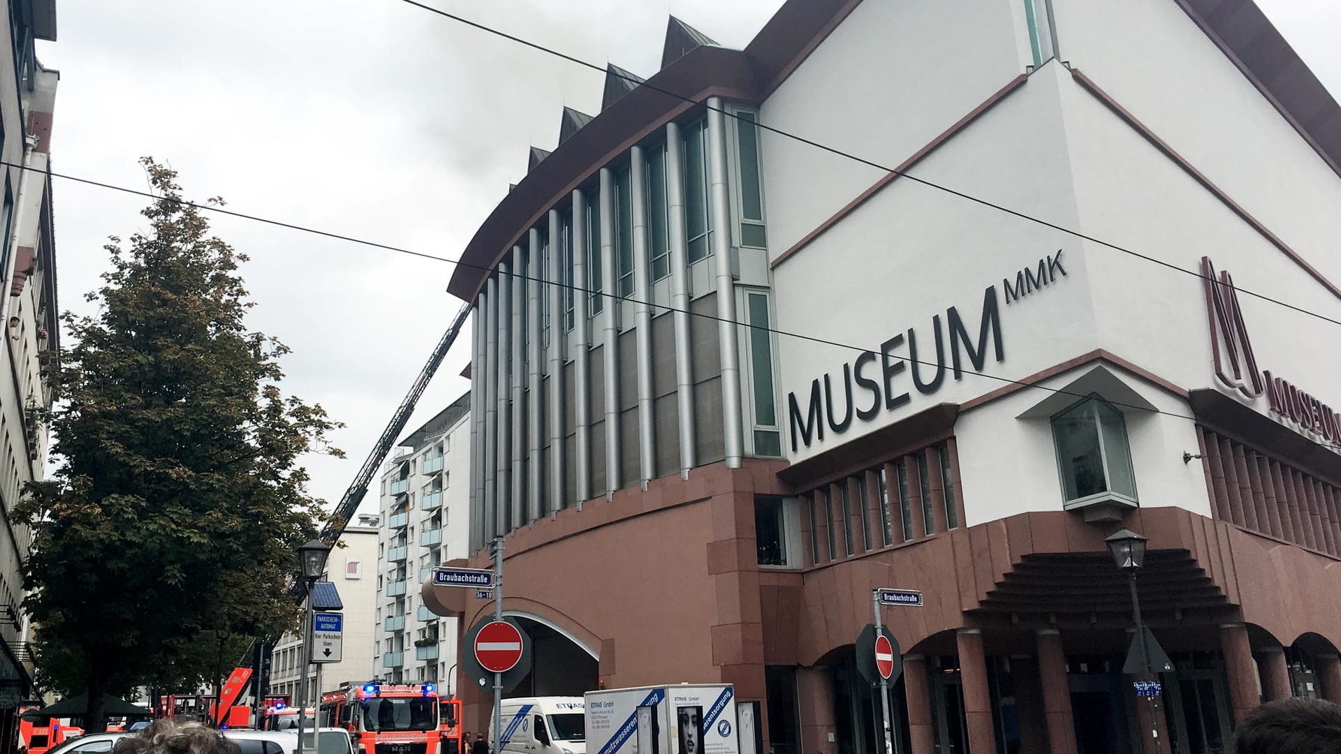 Frankfurter Museum für Moderne Kunst: Im Bereich des Daches ist ein Feuer ausgebrochen. Frankfurter Museum für Moderne Kunst: Im Bereich des Daches ist ein Feuer ausgebrochen.