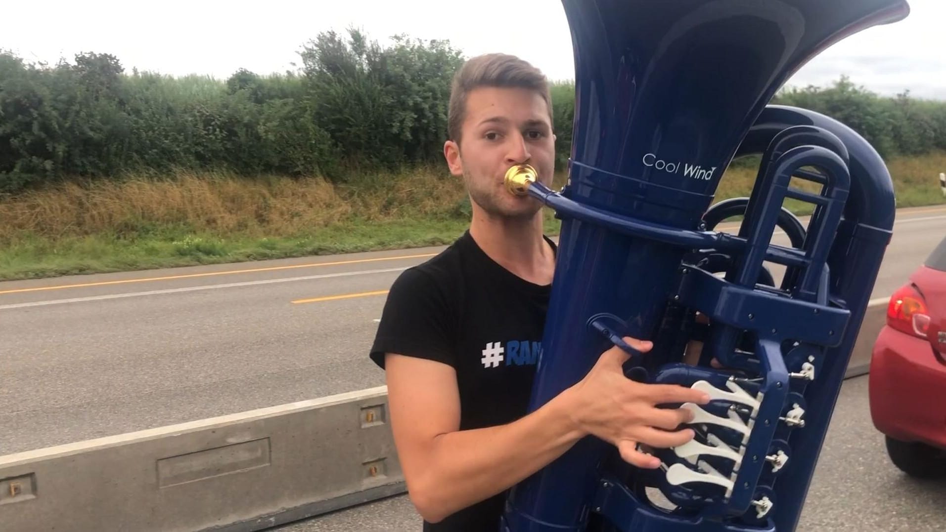 Micha von der Rampe: Der Musiker nutzte den Stau auf der A81 für ein Konzert.