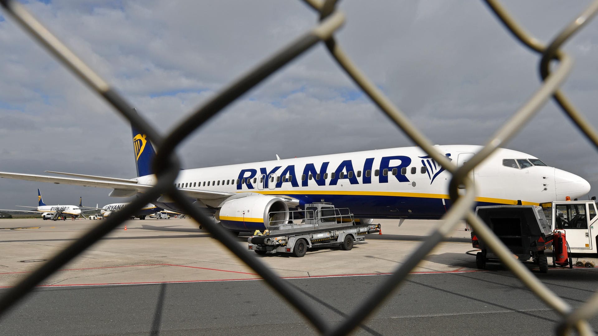 Ein Ryanair-Flugzeug steht auf der Landebahn: Im ersten Geschäftsquartal bis Ende Juni brach der Gewinn bei Ryanair deutlich ein.