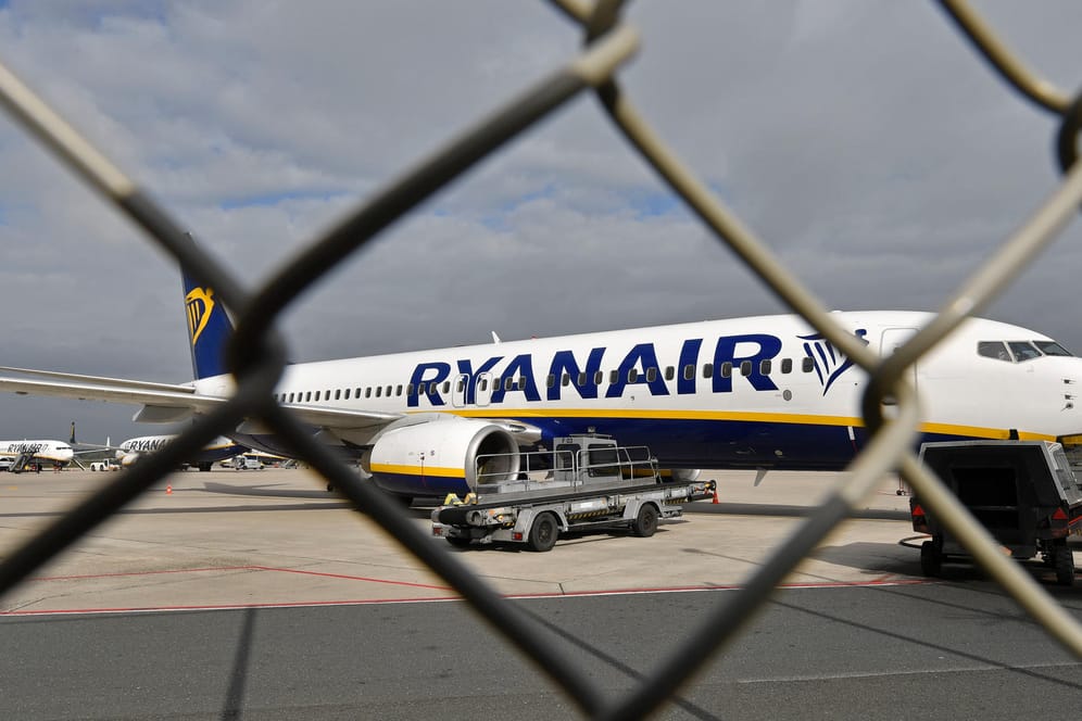 Ein Ryanair-Flugzeug steht auf der Landebahn: Im ersten Geschäftsquartal bis Ende Juni brach der Gewinn bei Ryanair deutlich ein.