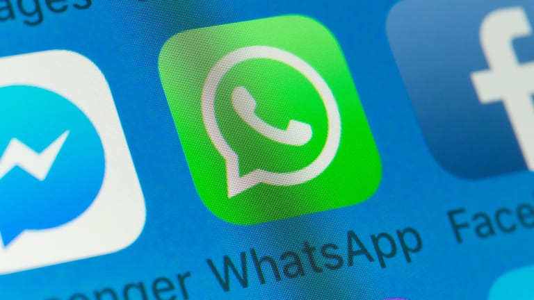 Das WhatsApp-Symbol ist auf einem Smartphone-Display zu sehen: Sicherheitsexperten warnen vor betrügerischen Werbeaktionen über den Messengerdienst.