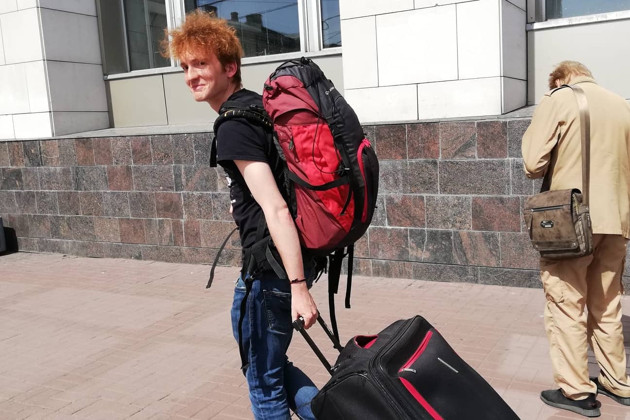 Lukas Latz am finnischen Bahnhof in St. Petersburg: Er verließ Russland mit dem Zug nach Helsinki.
