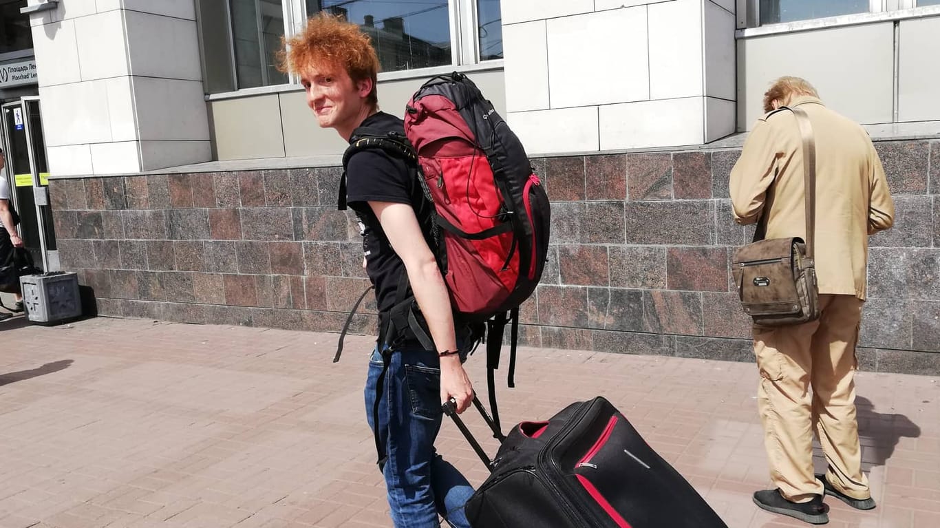 Lukas Latz am finnischen Bahnhof in St. Petersburg: Er verließ Russland mit dem Zug nach Helsinki.