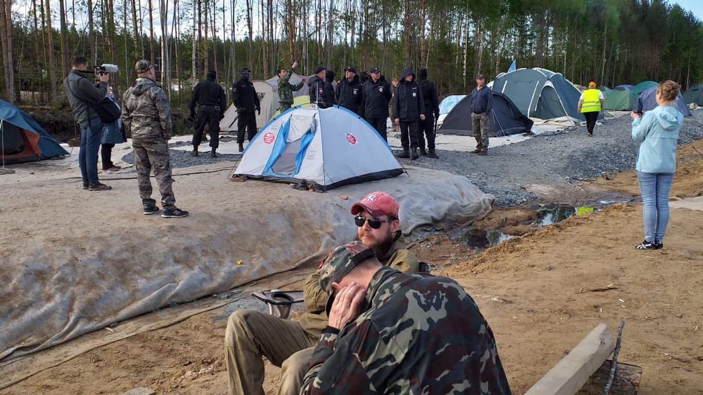 Durchsuchung des Protestcamps in Archangelsk: Die Sicherheitsbehörden überwachen die Umweltschützer.