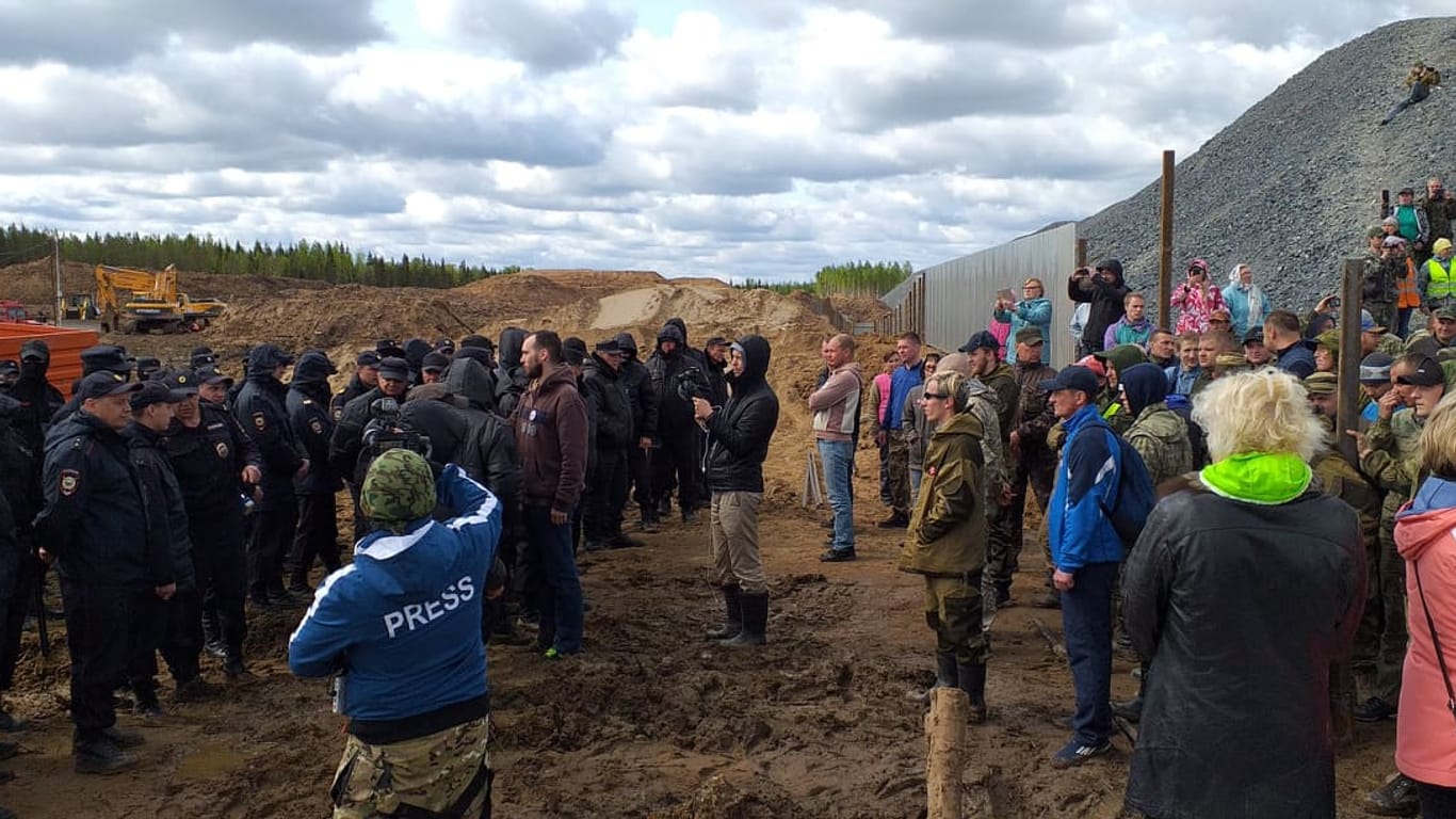 Polizisten und Demonstranten in der Region Archangelsk: In einer Sumpflandschaft in der Taiga soll eine Müllhalde gebaut werden.
