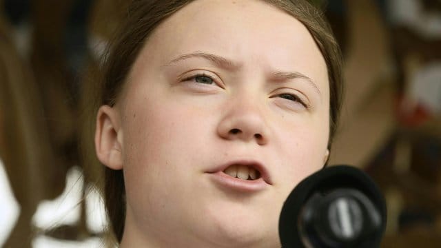 Wegen der hohen Menge an Emissionen, die durch Flugreisen verursacht werden, will Greta Thunberg bei ihrer Reise auf Flugzeuge verzichten. Wegen der hohen Menge an Emissionen, die durch Flugreisen verursacht werden, will Greta Thunberg bei ihrer Reise auf Flugzeuge verzichten.