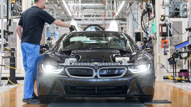 Mitarbeiter im BMW-Werk Leipzig montieren einen elektrisch angetriebenen i8 (Archiv): Gewerkschafter drohten mit deutlich längeren Ausständen.