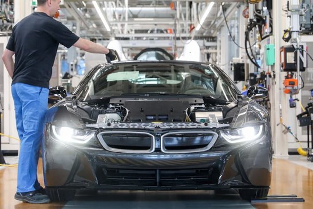 Mitarbeiter im BMW-Werk Leipzig montieren einen elektrisch angetriebenen i8 (Archiv): Gewerkschafter drohten mit deutlich längeren Ausständen.