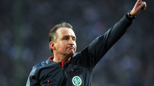 Der ehemalige Schiedsrichter und jetzige DFB-Lehrwart, Lutz Wagner, hat die Gelbe-Karten-Regel für Trainer verteidigt. Der ehemalige Schiedsrichter und jetzige DFB-Lehrwart, Lutz Wagner, hat die Gelbe-Karten-Regel für Trainer verteidigt.