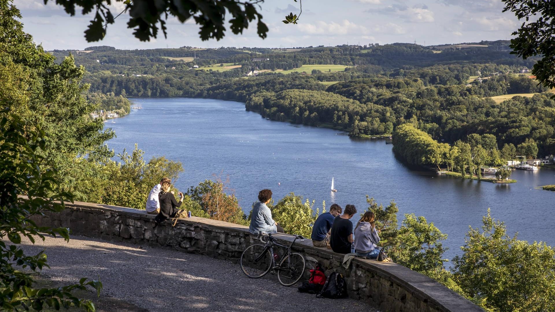 Blick vom Aussichtspunkt Korte Klippe über das östliche Ufer des Baldeneysees.