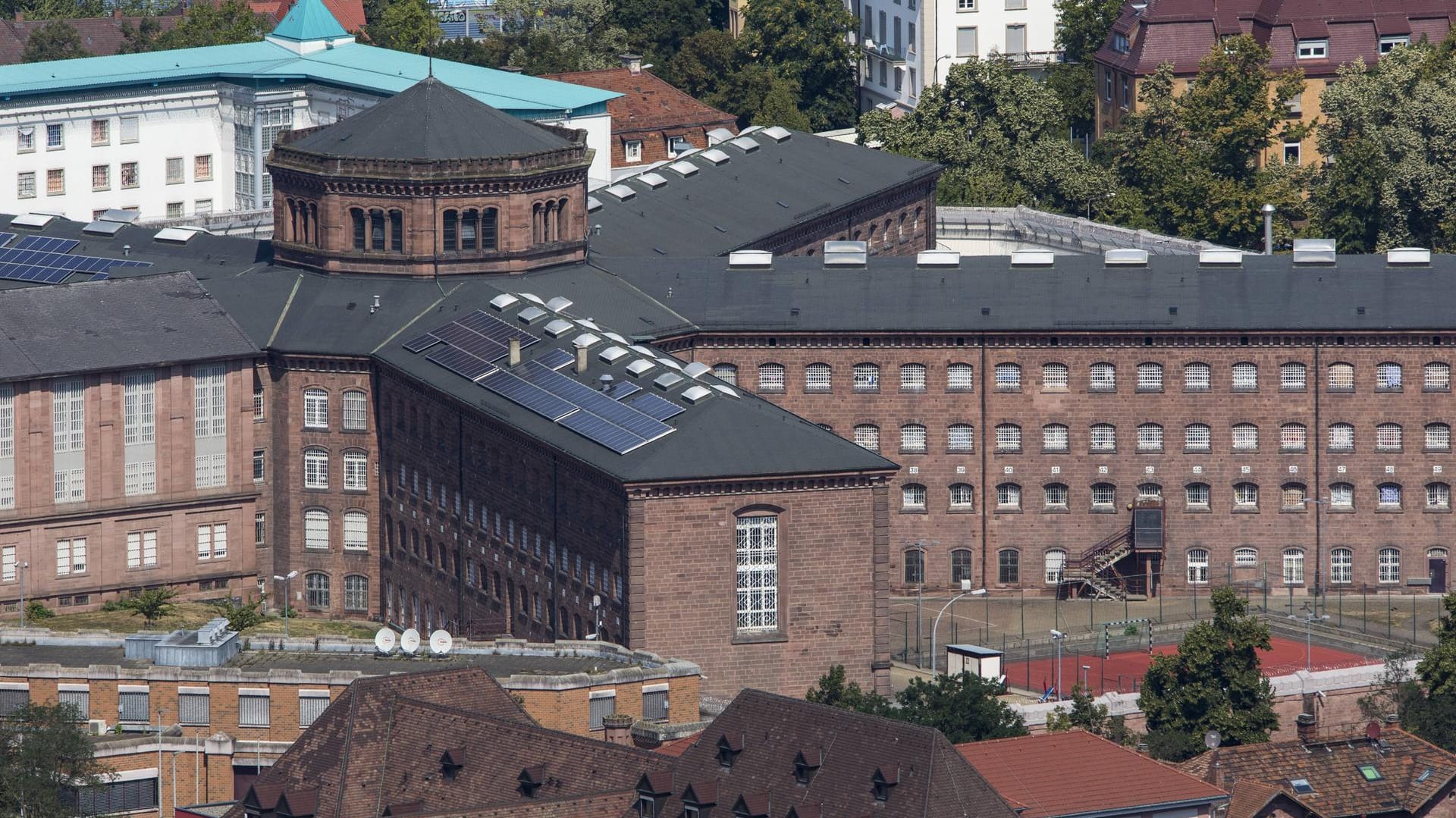 Gefängnis in Freiburg im Breisgau: Die Polizei sucht einen entflohenen Häftling. (Archivbild)