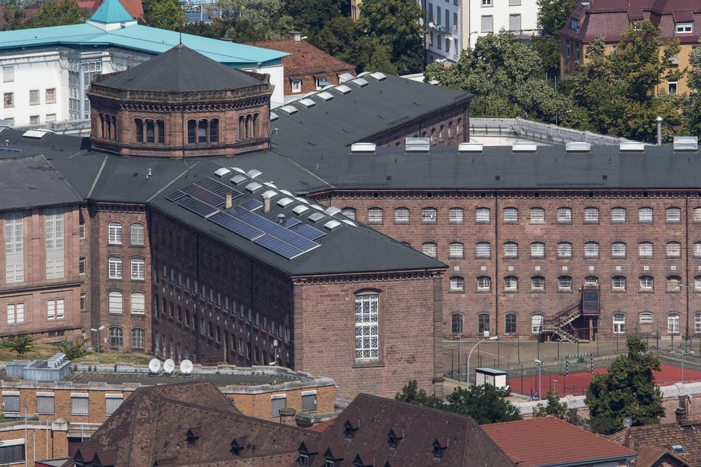 Gefängnis in Freiburg im Breisgau: Die Polizei sucht einen entflohenen Häftling. (Archivbild)