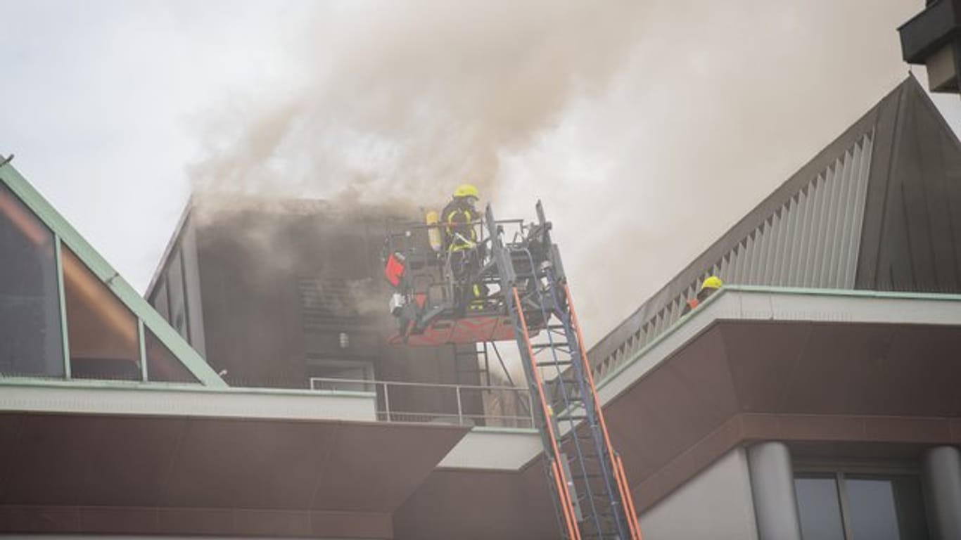 Rauch quillt aus dem Dach des MMK in Frankfurt.