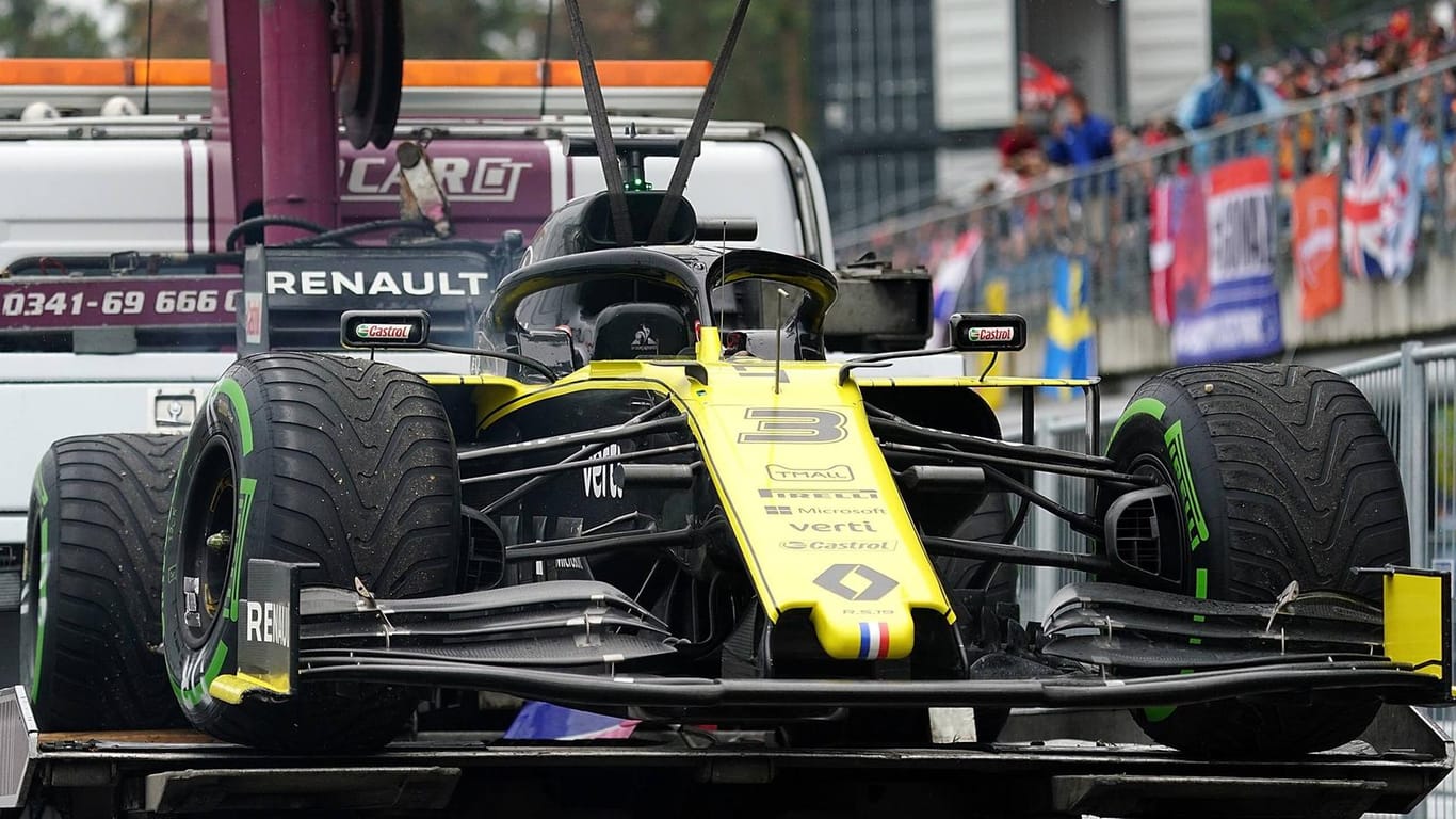 Nicht nur die F1-Boliden von Renault haben derzeit mit Problemen zu kämpfen. Auch einen Teambus hat es erwischt.