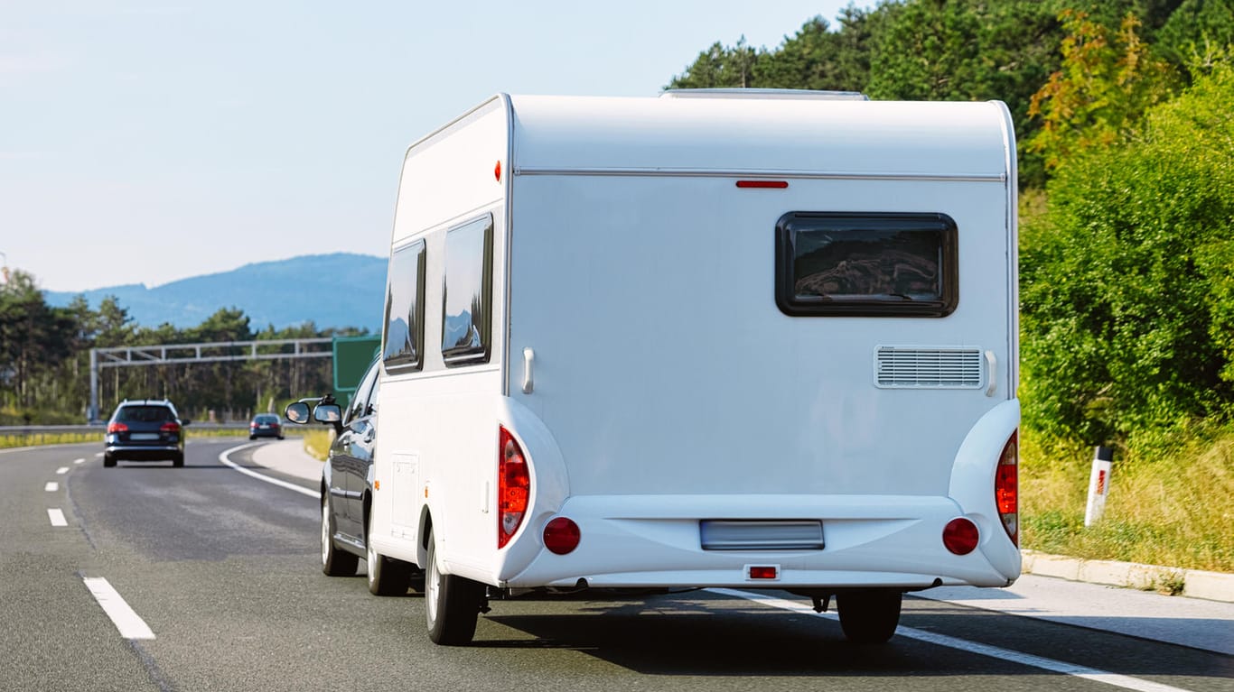 Wohnwagen auf der Autobahn: Wer mit einem Wohnwagen oder -mobil unterwegs ist, muss die zulässig Gesamtlast beachten.