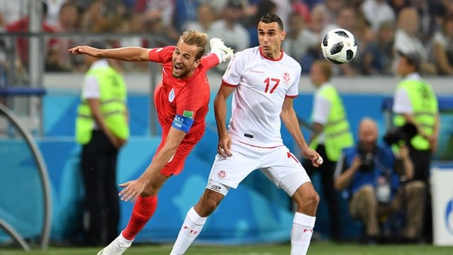 Kölns Neuzugang Ellyes Skhiri (r) im Zweikampf mit Englands Harry Kane um den Ball. Kölns Neuzugang Ellyes Skhiri (r) im Zweikampf mit Englands Harry Kane um den Ball.