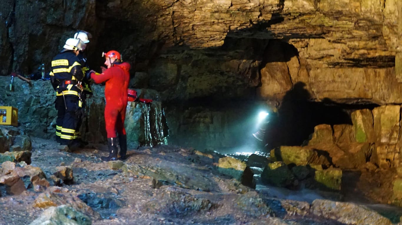 Grabenstetten: Einsatzkräfte der Bergwacht und Feuerwehrleute sind an der Falkensteiner Höhle im Einsatz.