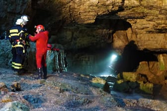 Grabenstetten: Einsatzkräfte der Bergwacht und Feuerwehrleute sind an der Falkensteiner Höhle im Einsatz.