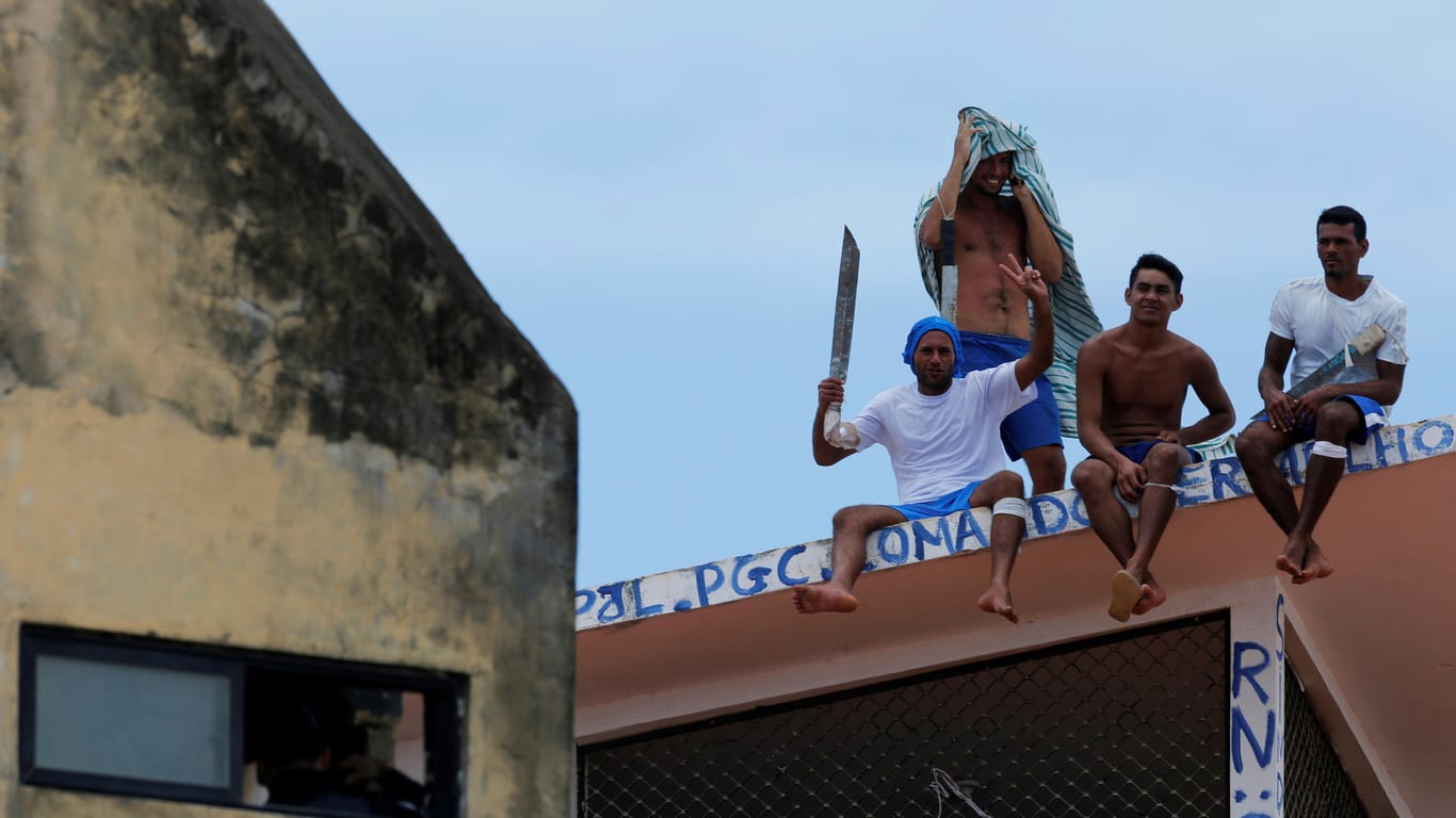 Archivbild: Gefangene sind während eines Aufstands im Alcacuz-Gefängnisses in der Provinz Natal aufs Dach geklettert.