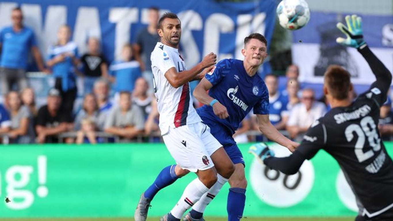 Schalkes Fabian Reese (M) schaut im Testspiel gegen den FC Bologna dem Ball nach einem Torschuss nach.