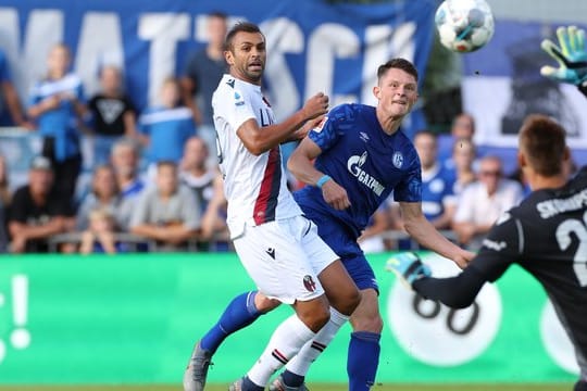 Schalkes Fabian Reese (M) schaut im Testspiel gegen den FC Bologna dem Ball nach einem Torschuss nach.