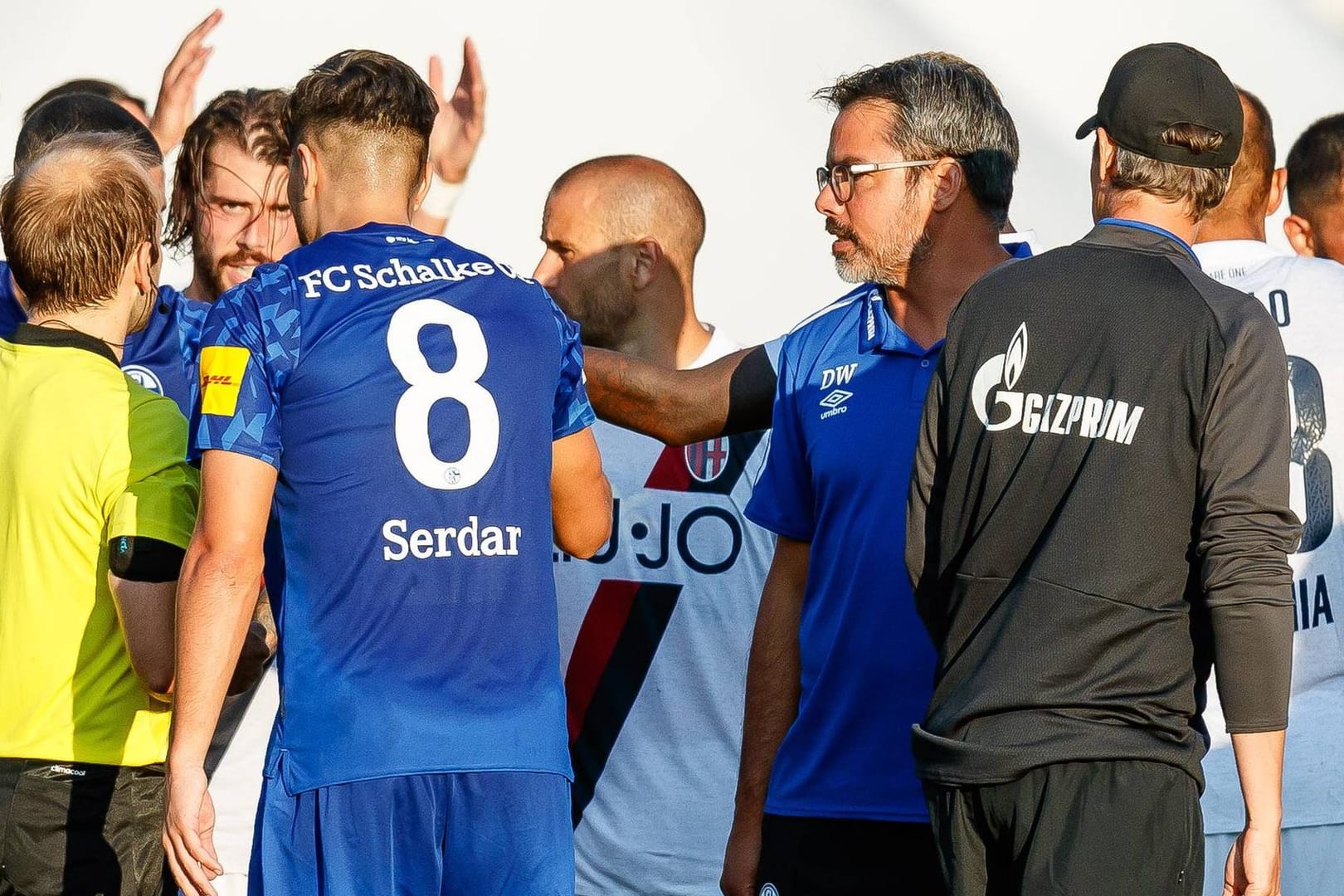 Im Getümmel: Schalke-Trainer David Wagner (r.).